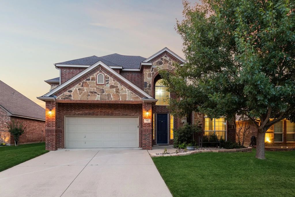 721 Date Court, Burleson