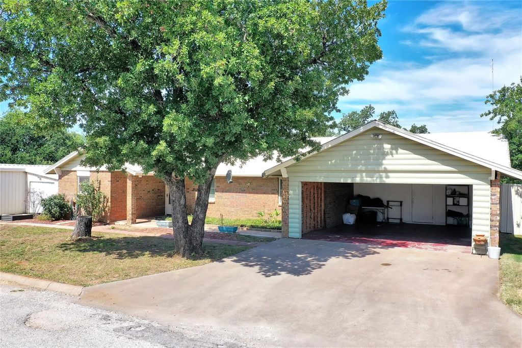 120 Brad Street, Jacksboro