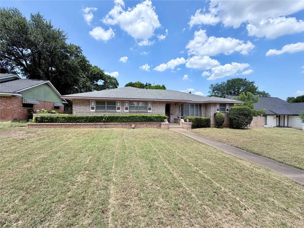 3811 Laurel Canyon Drive, Dallas