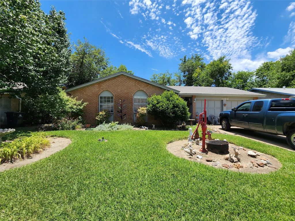 1308 Marlee Lane, Arlington