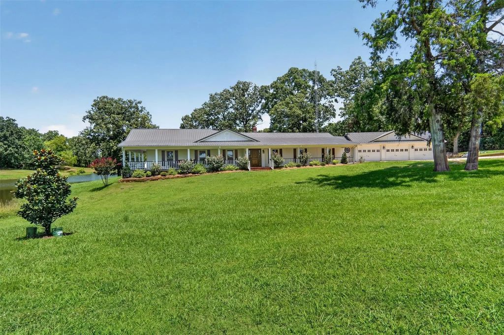 7837 Farm Road 2648, Paris