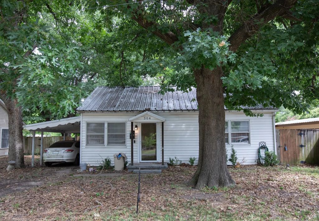 304 Roberts Avenue, Terrell