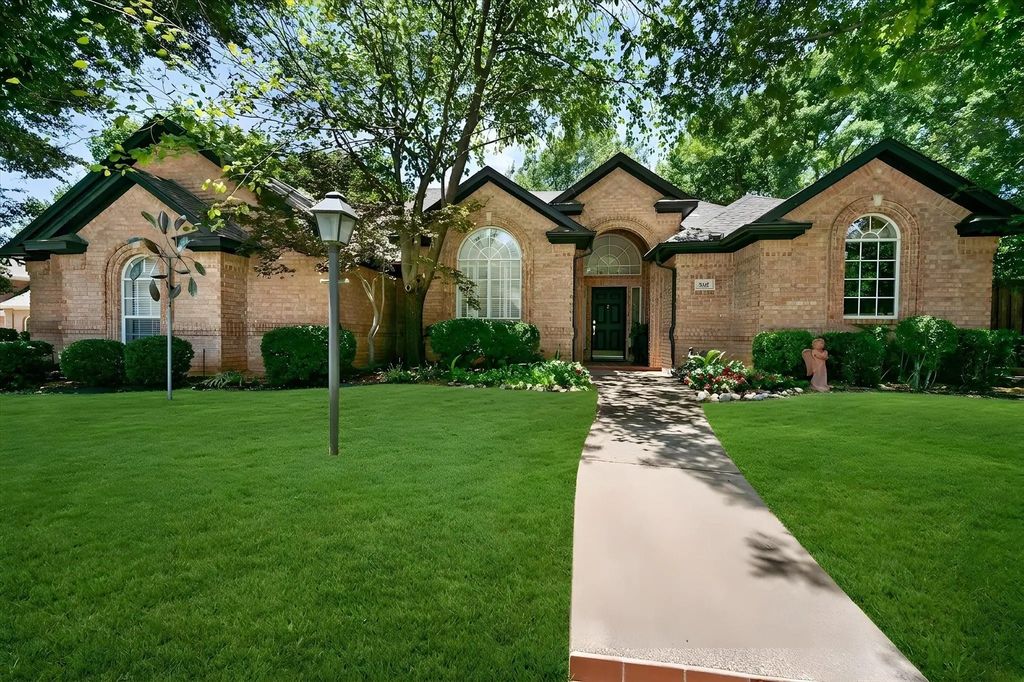 8337 Thornhill Drive, North Richland Hills