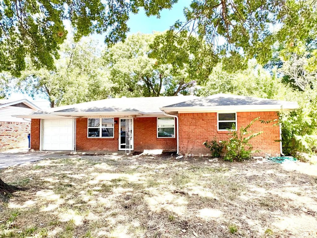 1110 Edgewood, Ennis