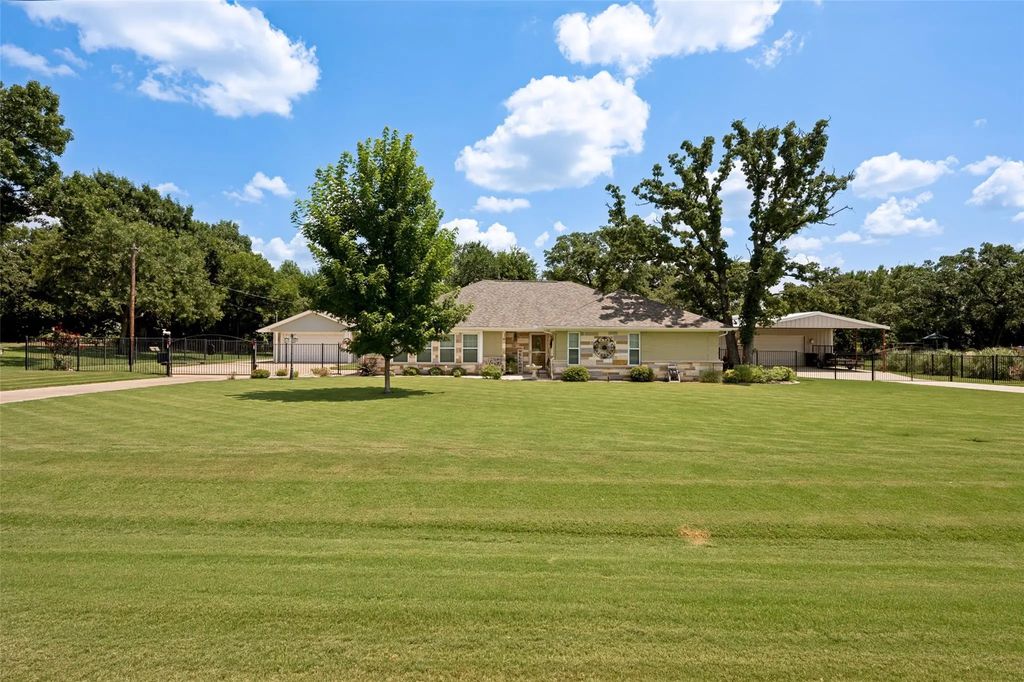 112 Towering Oaks Court, Burleson