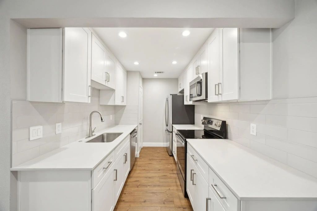 5931 E University Boulevard 123, Dallas