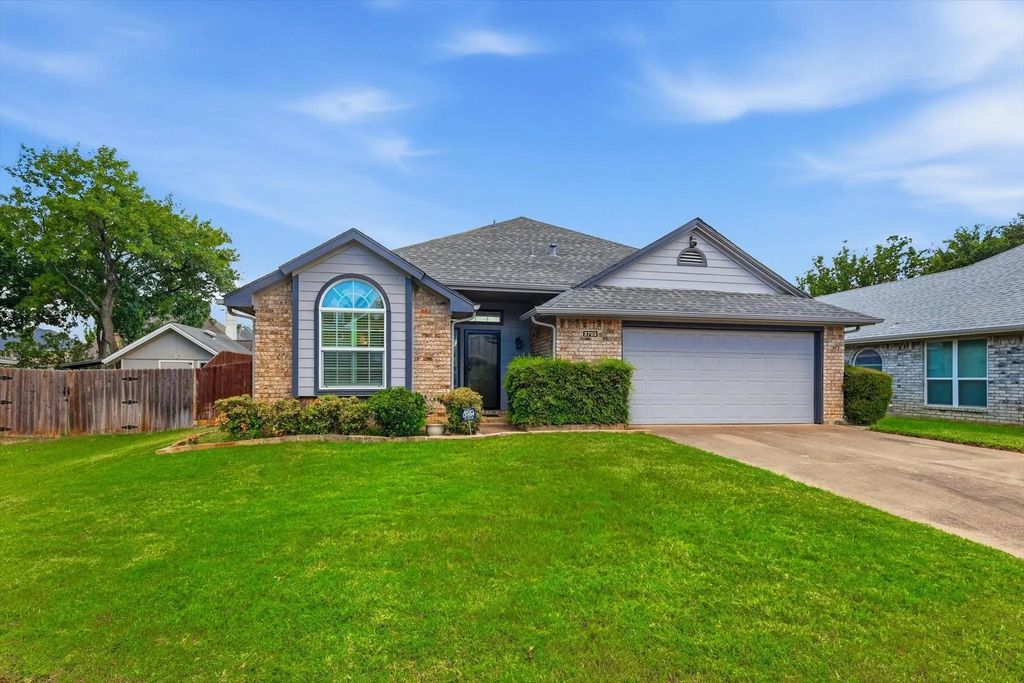 2703 Old English Court, Euless