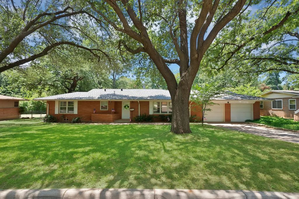 712 Briarwood Boulevard, Arlington