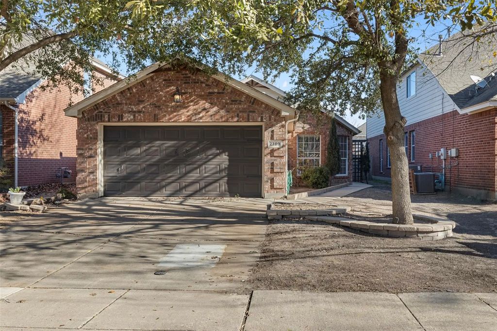 2709 Mountain Lion Drive, Fort Worth