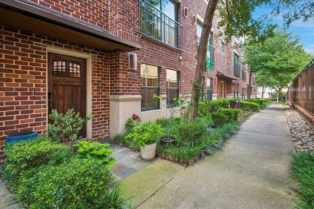 2411 N Hall Street 36, Dallas