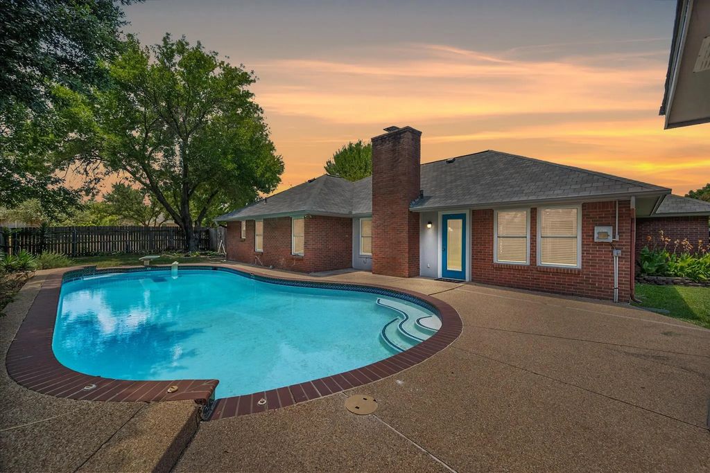 100 Downwood Drive, Burleson