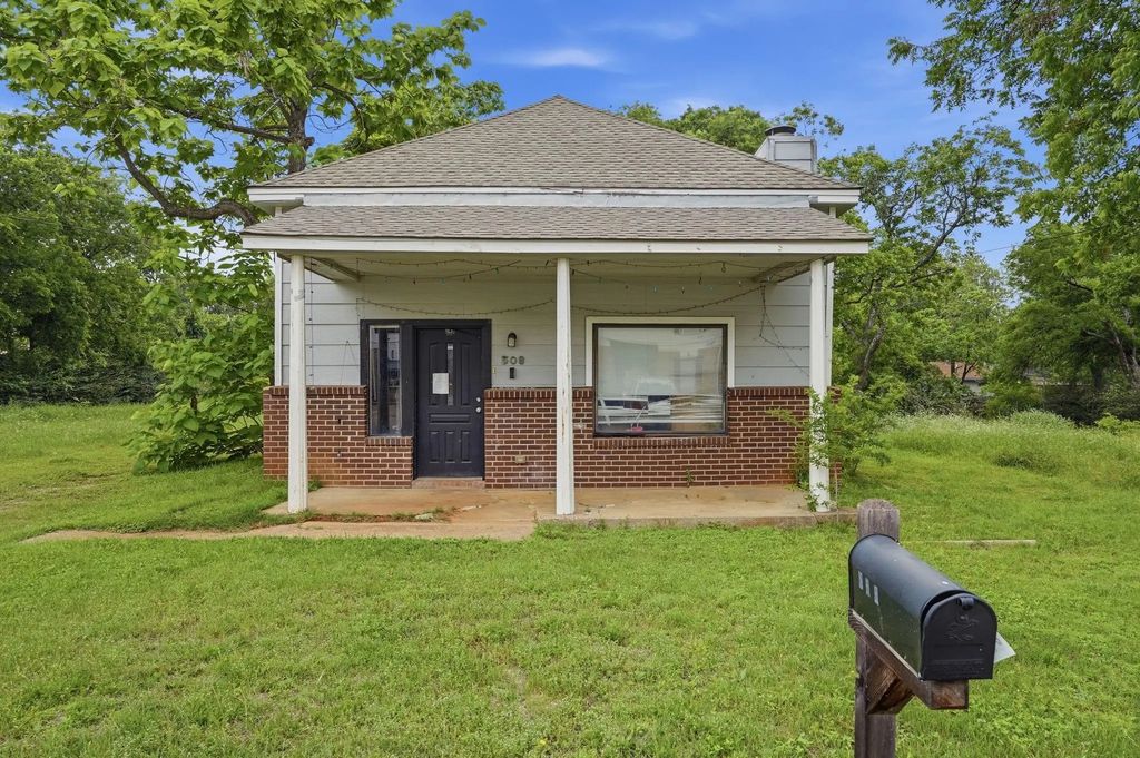 510 W Willingham Street, Cleburne