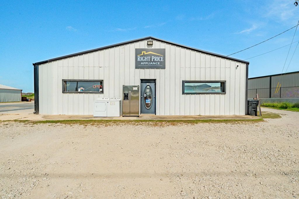 930 N Highway 377, Pilot Point