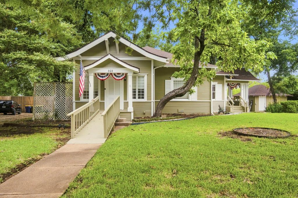 313 Corsicana Street, Hillsboro