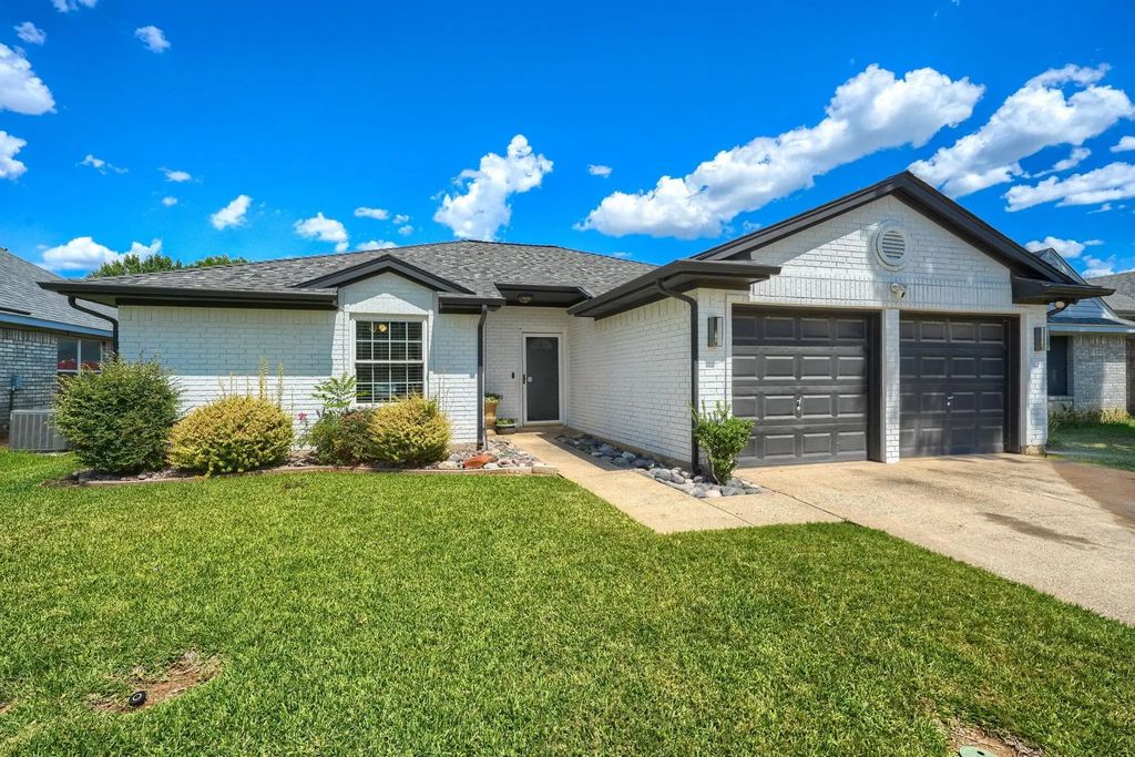 1211 Princeton Place, Euless