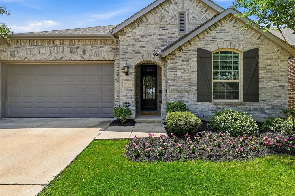 1916 Outpost Creek Lane, Aubrey