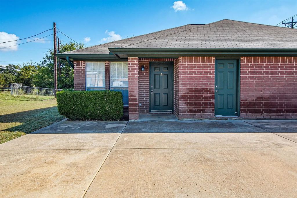2549 E Renfro Street, Burleson