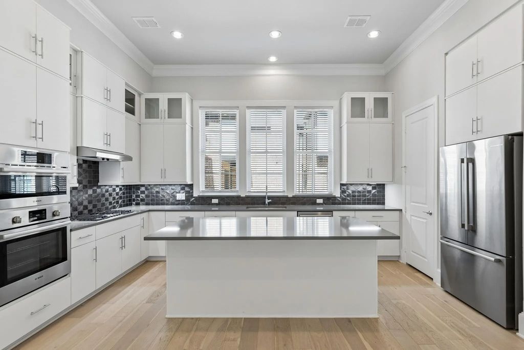 14995 Oak Street, Addison