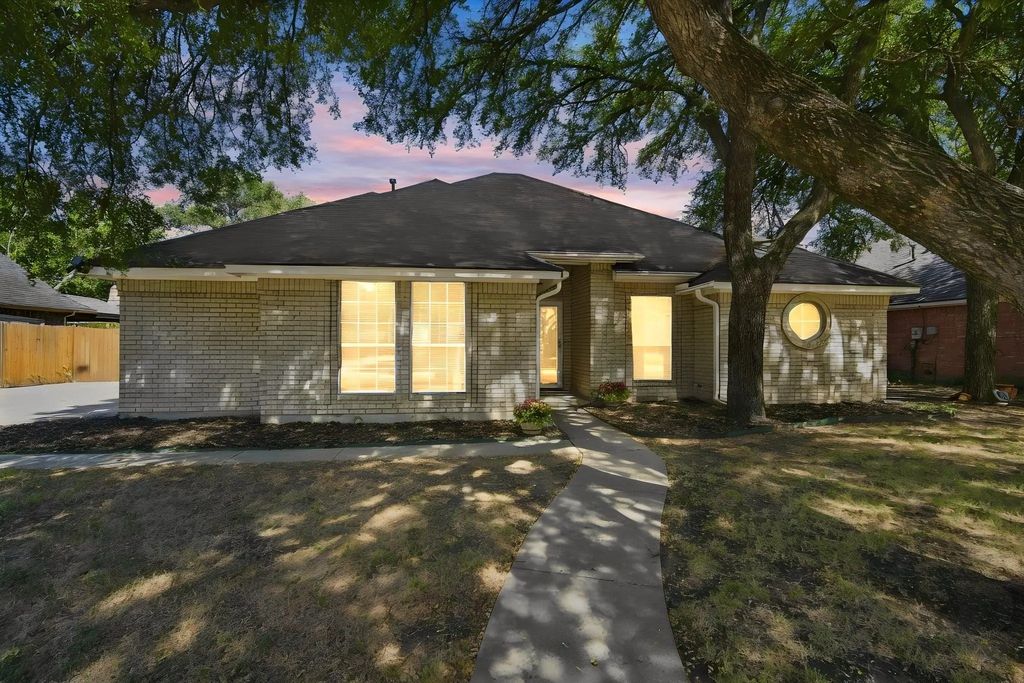 907 Red Oak Drive, Mansfield