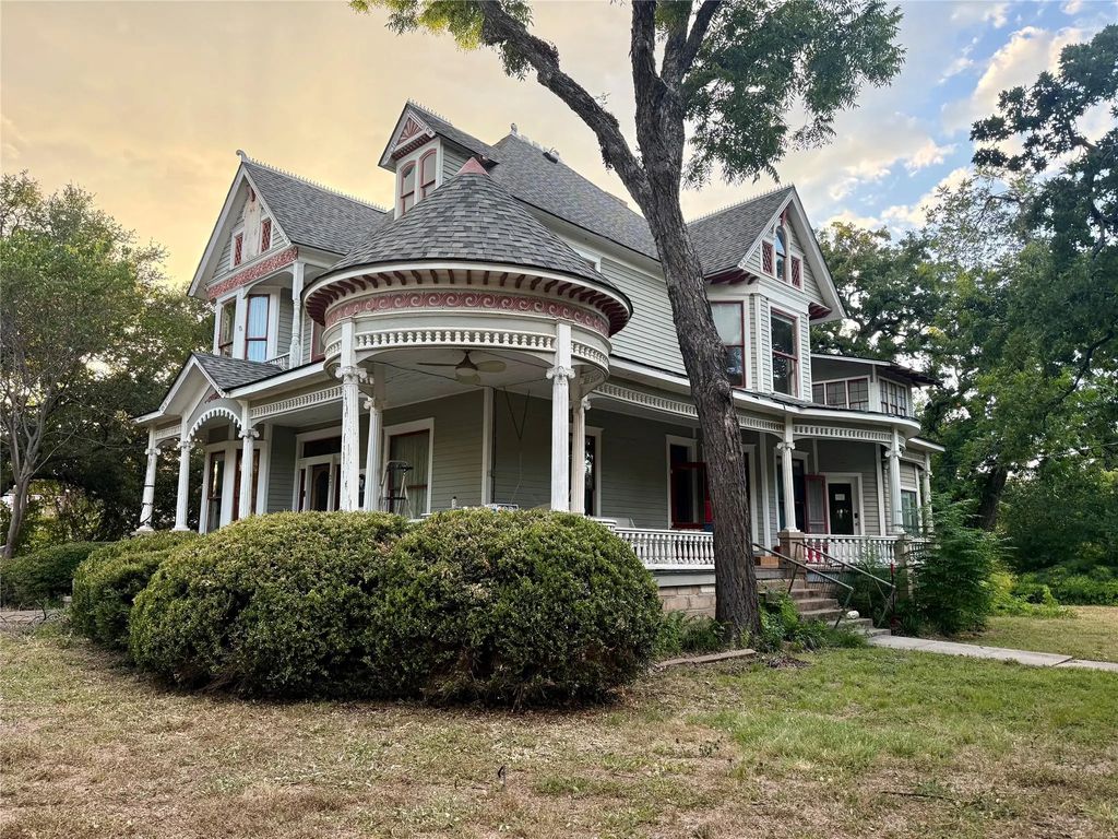 221 E Bridge Street, Granbury