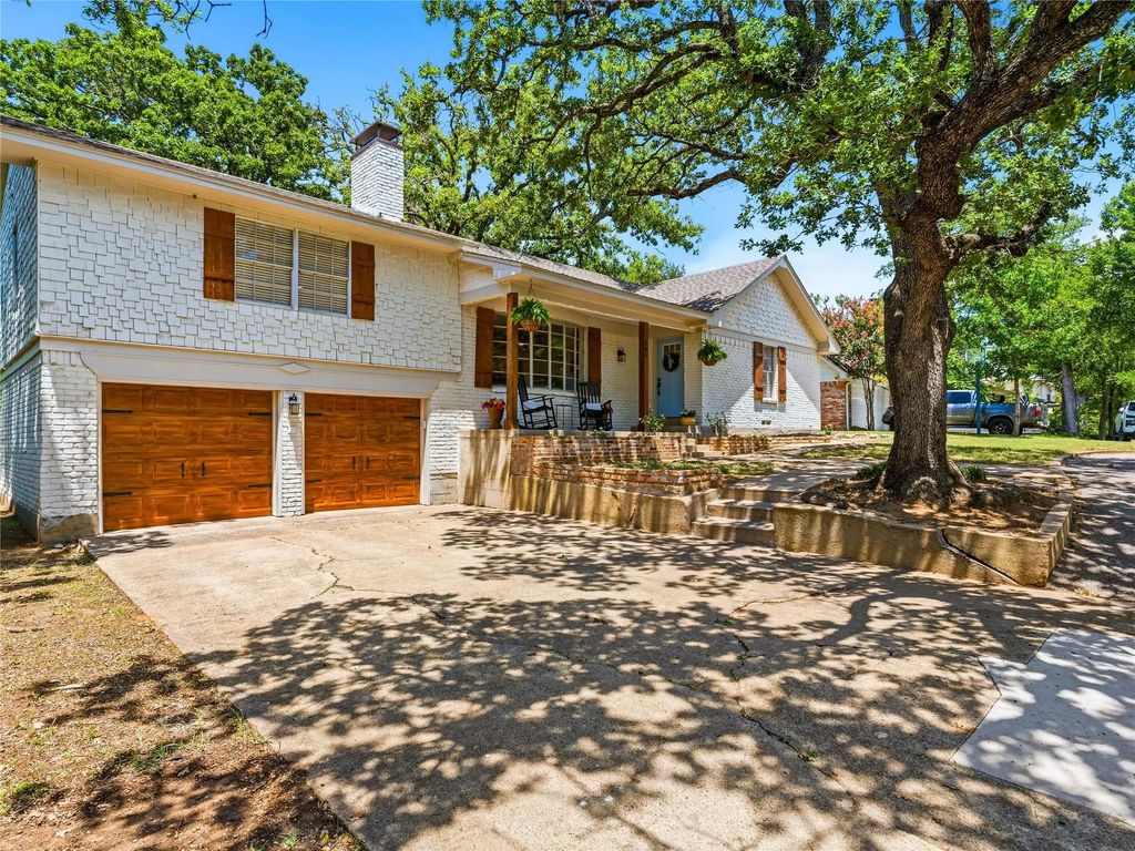 109 Oaktree Drive, Highland Village