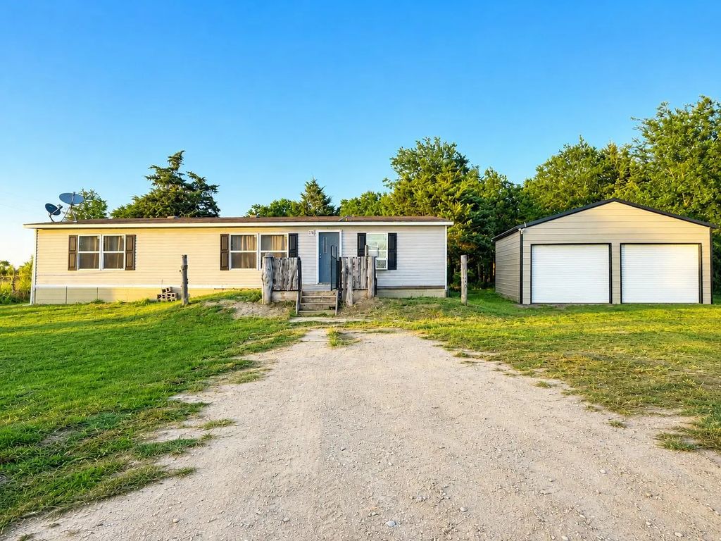 8883 County Road 2075, Powell
