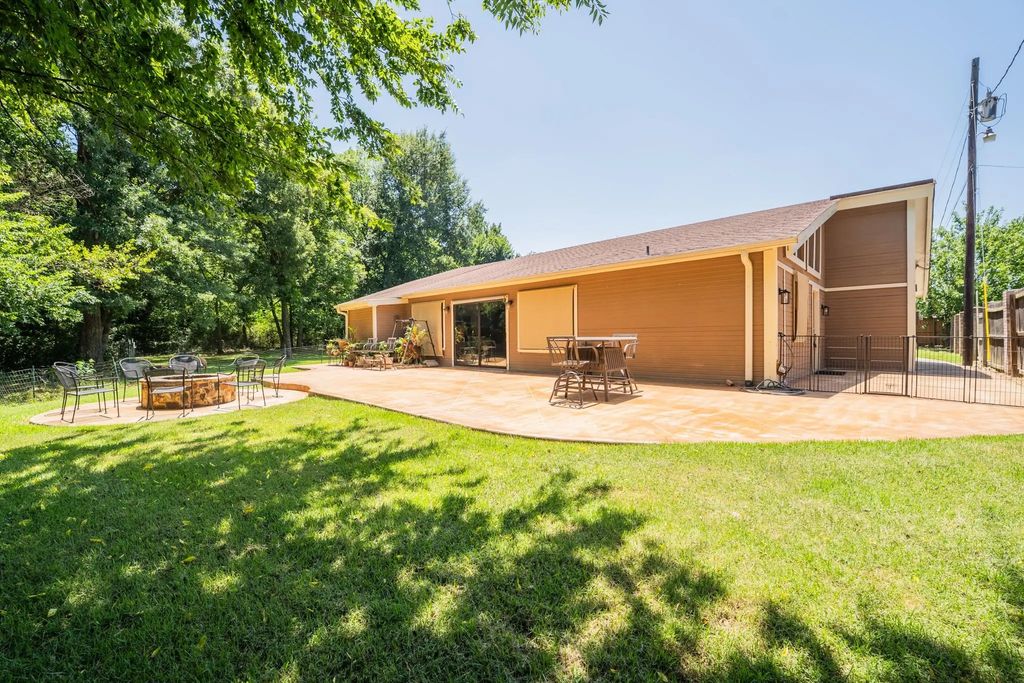 1200 Melony Drive B, Sulphur Springs