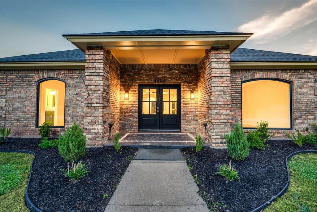 9904 Wandering Way Street, Benbrook