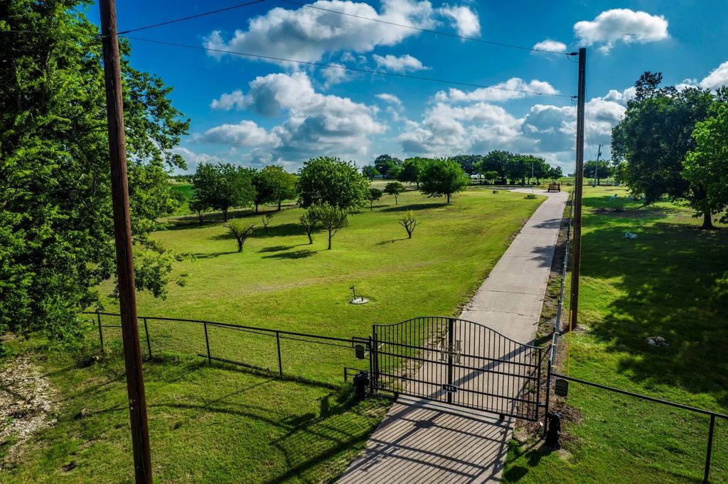 945 Lone Elm Road, Waxahachie