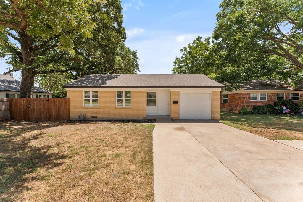 908 W Inwood Drive, Arlington