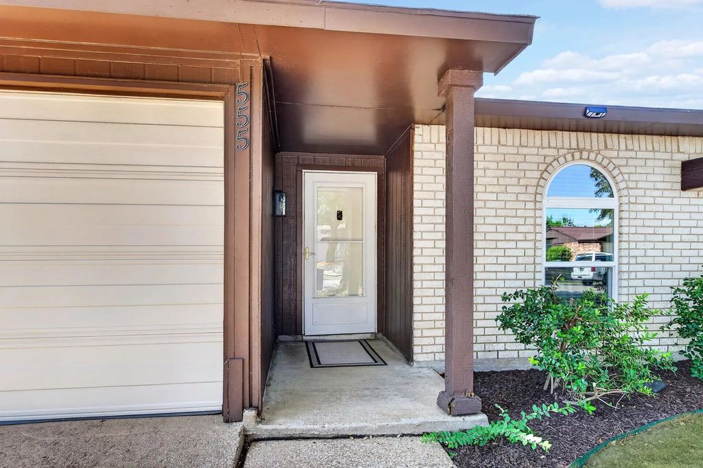 555 Hawthorne Drive, Allen