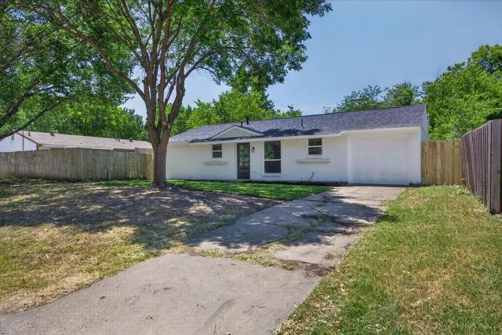 205 Summercrest Boulevard, Burleson