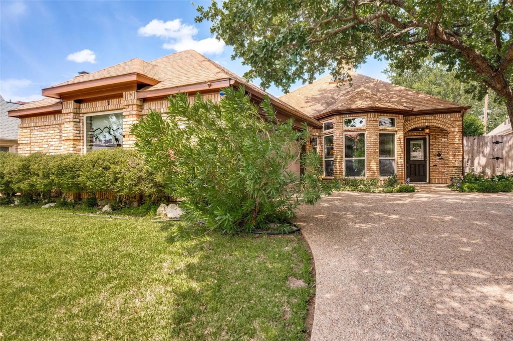 608 Crest Ridge Drive, Irving