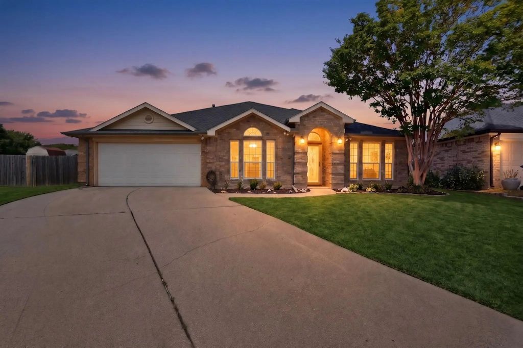 1012 Hidden View Court, Burleson
