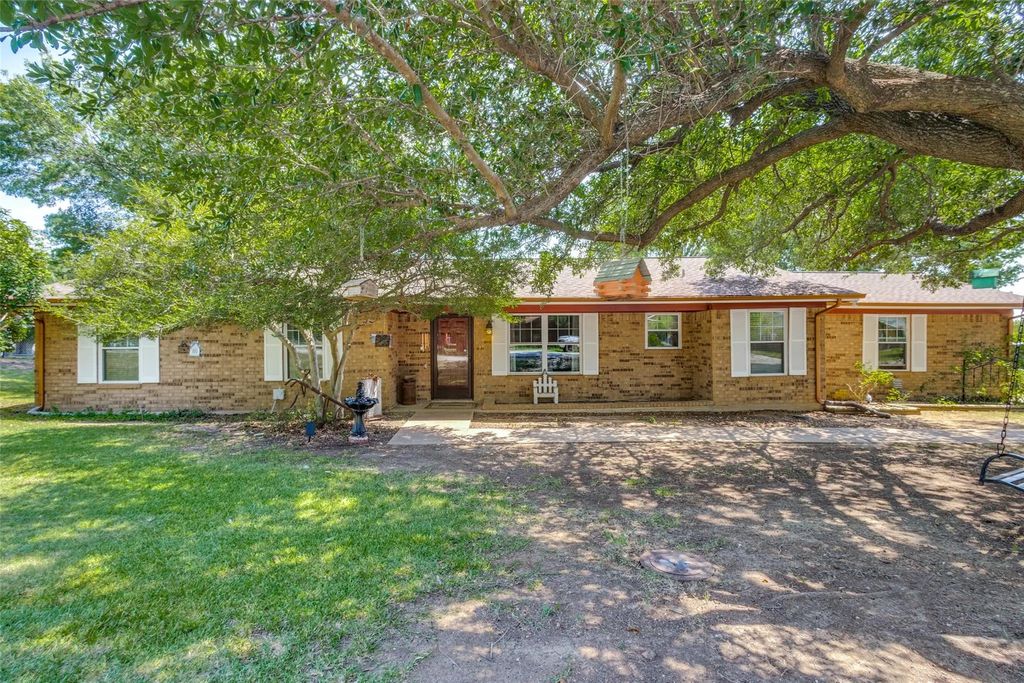 906 Clearview Street, Krum