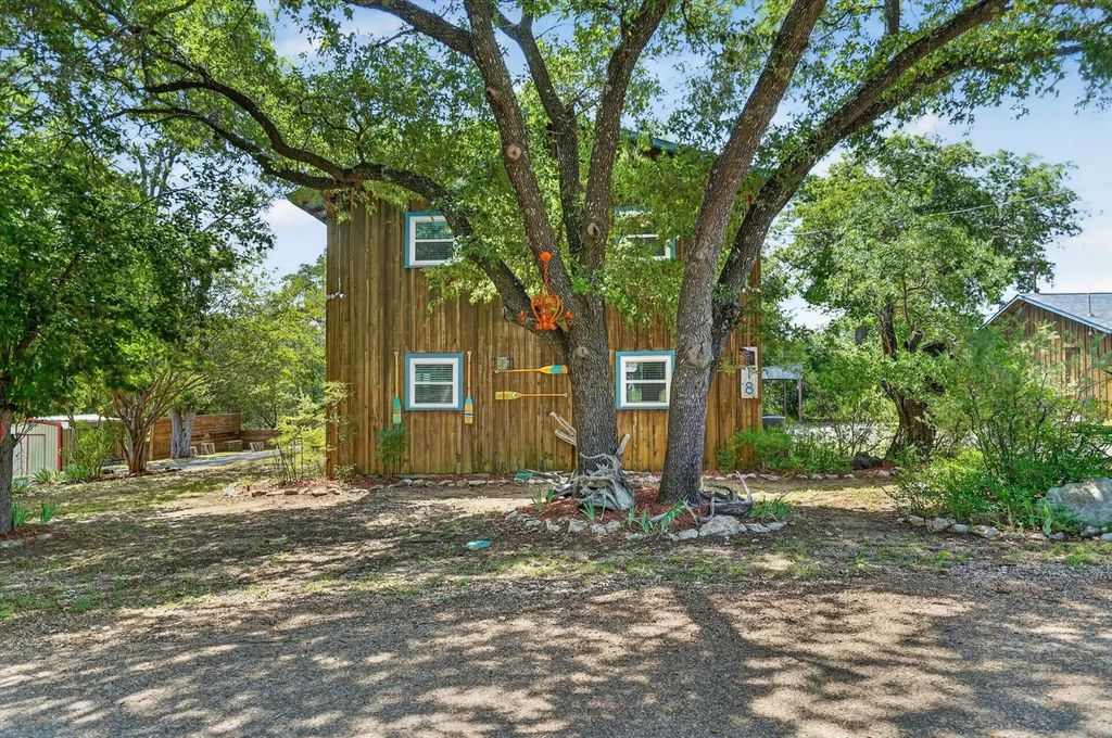 418 County Road 1627, Clifton