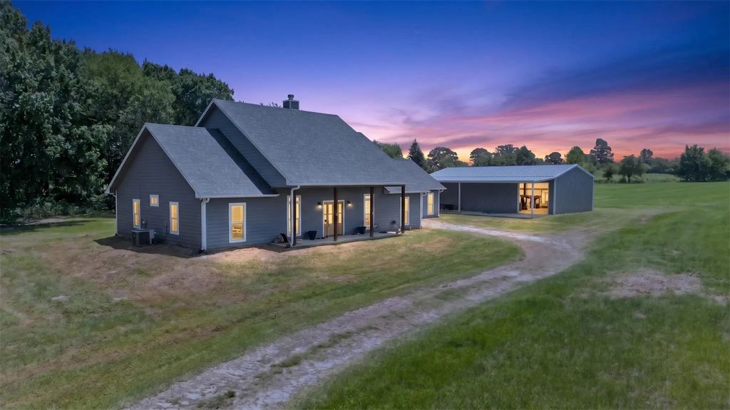 1094 County Road 2389, Alba