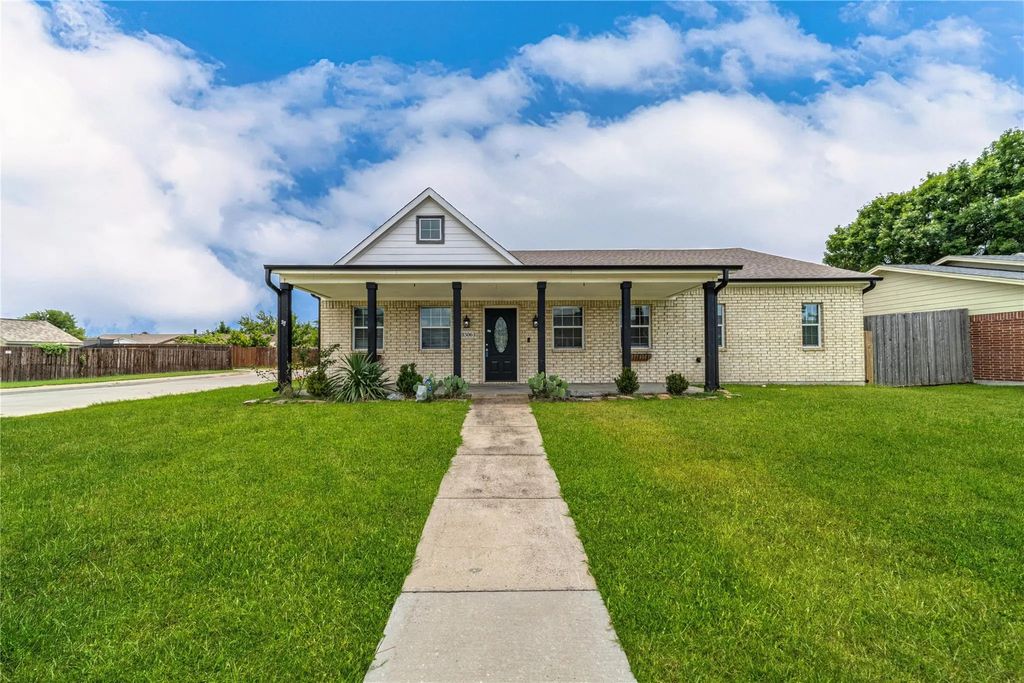 8306 Chesham Drive, Rowlett