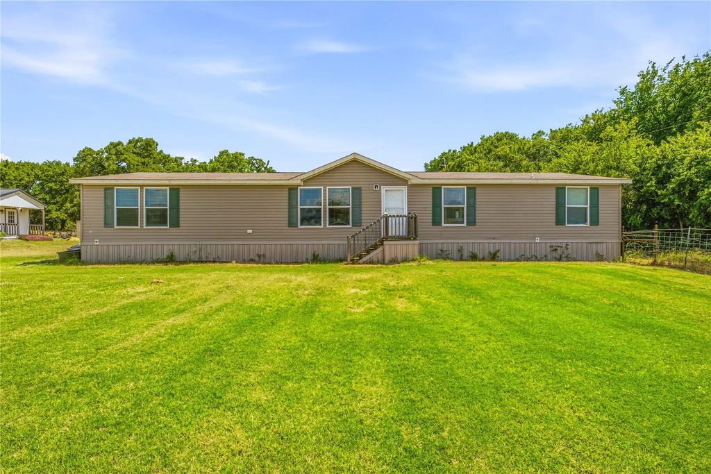1407 County Road 3838, Bridgeport