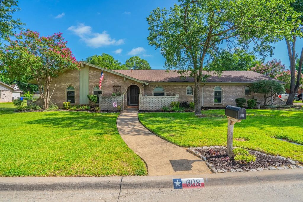 608 Field Street, Colleyville