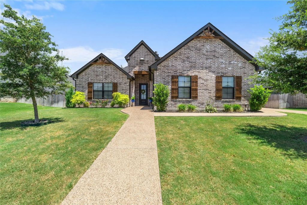 932 Gallant Fox Road, Hewitt
