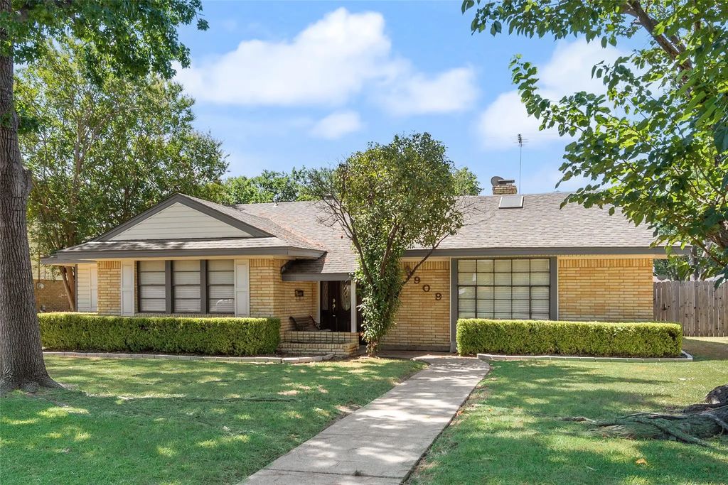 909 Egyptian Way, Grand Prairie