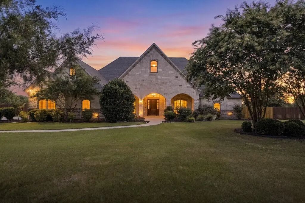 1320 N Creek Circle, Waxahachie