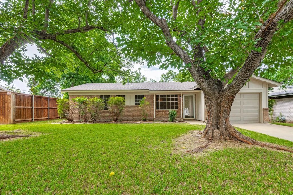 705 W Cedar Street, Hurst