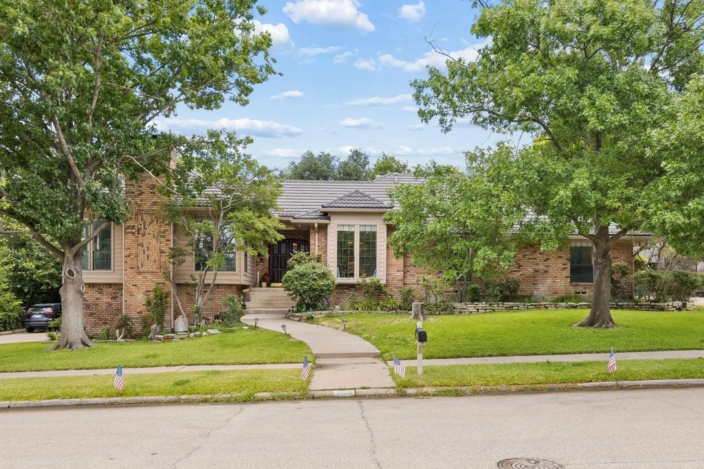 205 Balboa Street, Irving