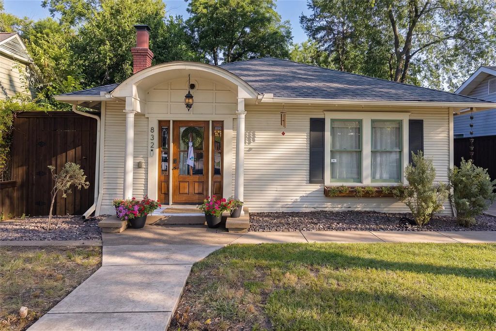 832 N Winnetka Avenue, Dallas