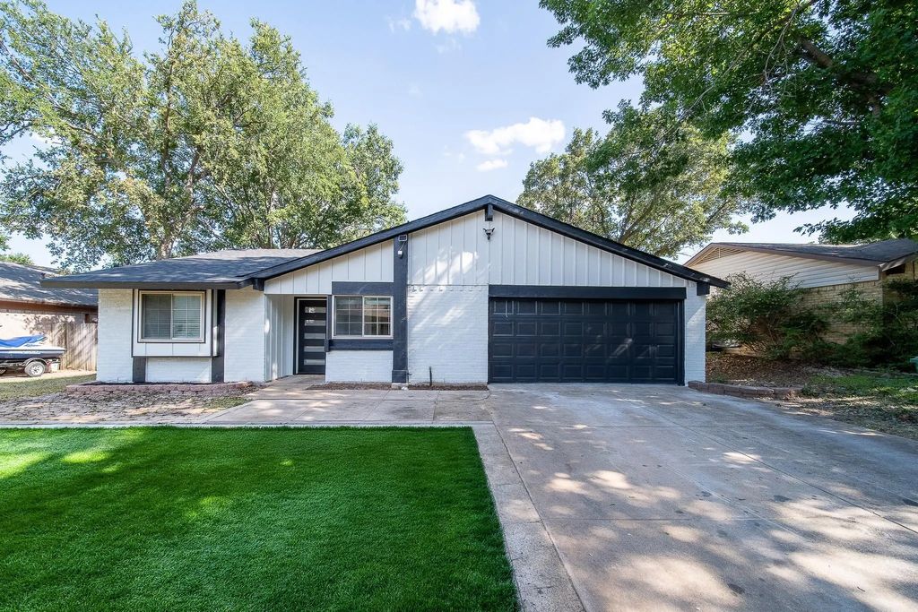 2912 White Oak Lane, Bedford
