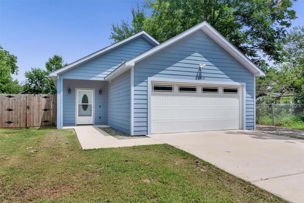 1312 Elm Street, Bonham