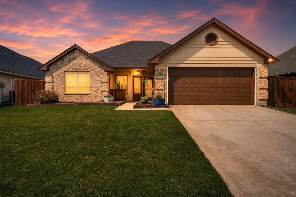 308 Glenview Drive, Aubrey