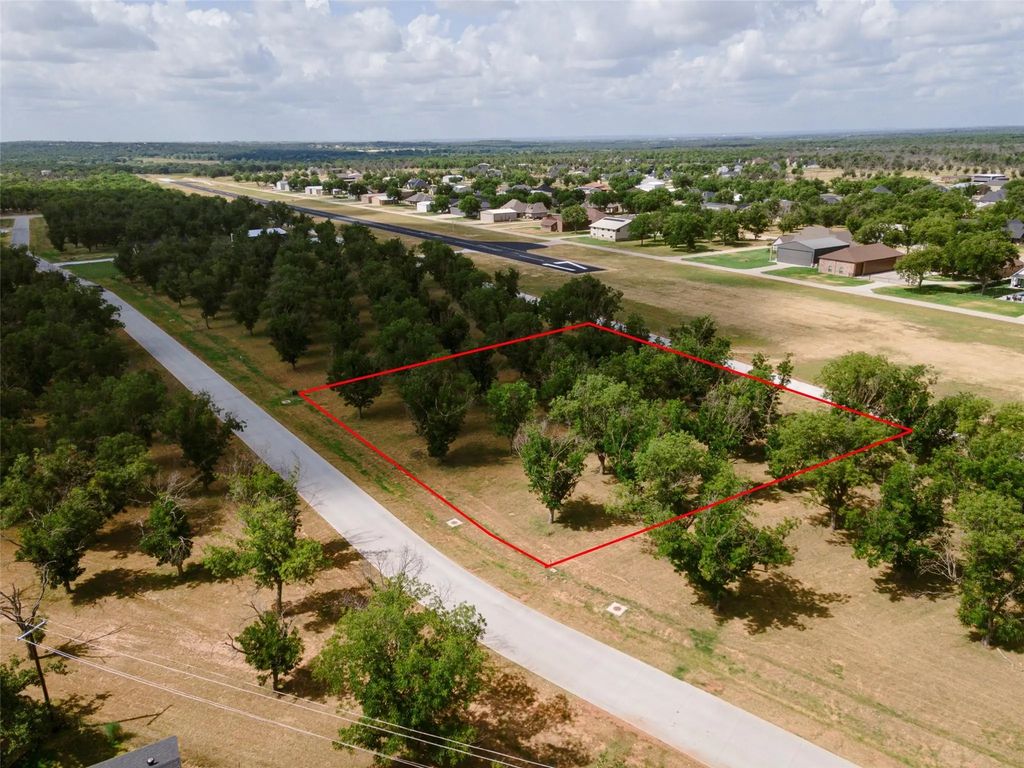 913 E Landings Drive, Granbury